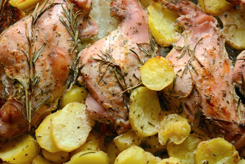 Запеченный кролик с картофелем