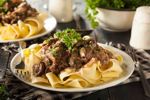 Существуют разные мнения о том, когда лучше солить и поперчить мясо: это можно делать во время фазы панировки или в процессе жарки