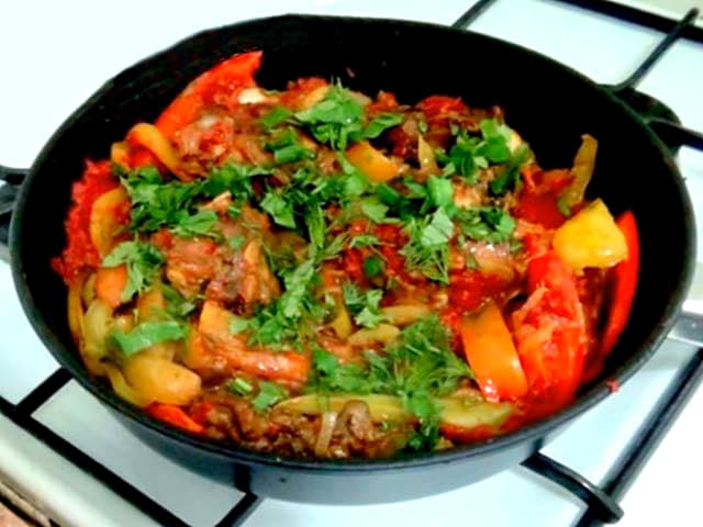 Наша жареная курица с овощами готова. Пригото