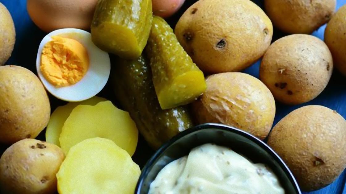 Запеченный картофель, половина вареного яйца, соленые огурцы, майонез в миске