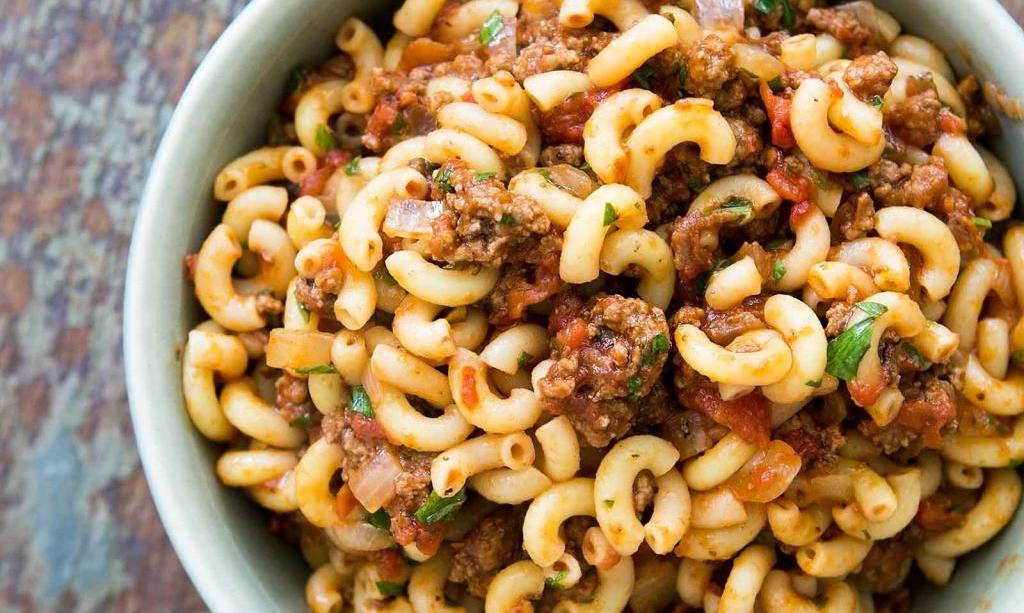 макароны с тушеным мясом на сковороде
