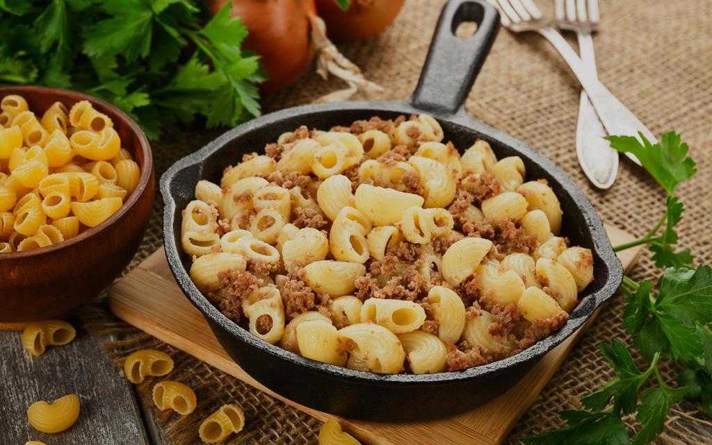как приготовить пасту с тушеным мясом на сковороде