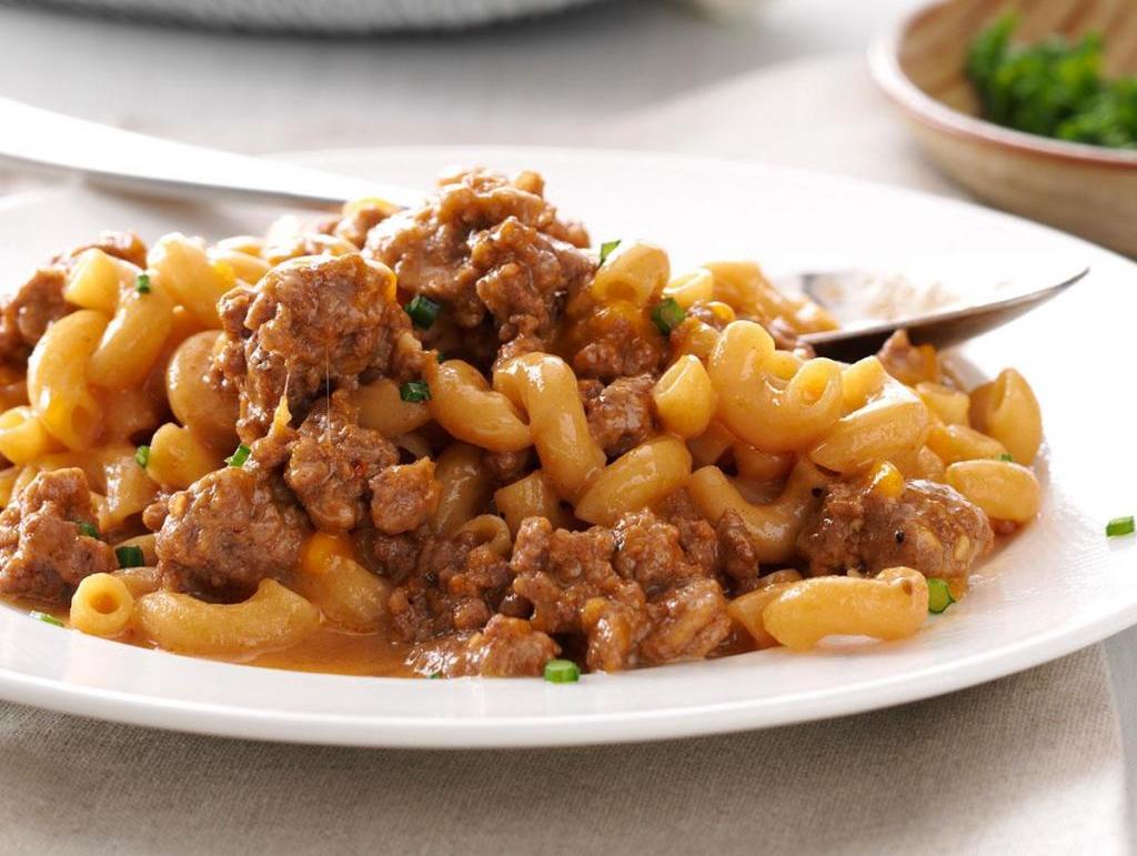 очень хорошая паста с тушеным мясом на сковороде