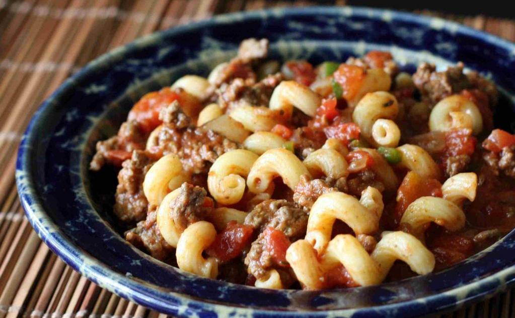 паста маринара с мясным тушеным мясом на сковороде