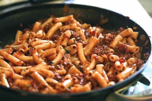 как приготовить пасту с тушеным мясом на сковороде