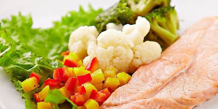 Рыба с брокколи и цветной капустой