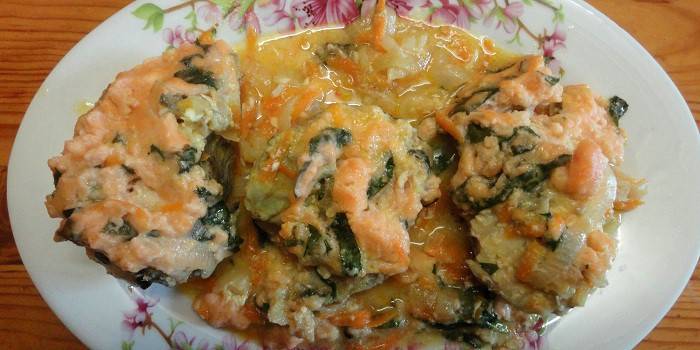 Минтай с овощами и соусом