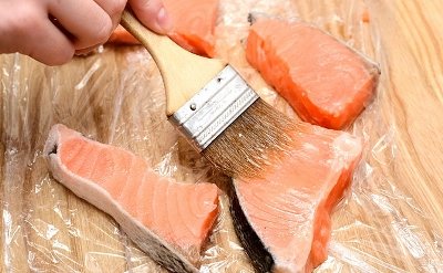 Смажьте филе лосося маслом