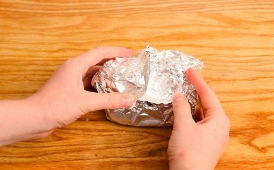 Застелить лосось с помидорами фольгой