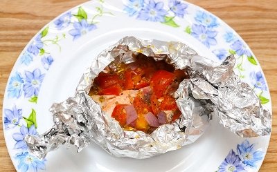 Филе лосося с помидорами готово