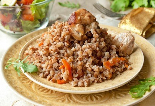 курица с гречкой в ​​горшочке