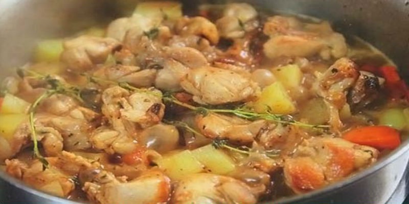 Картофель тушеный с крольчатиной