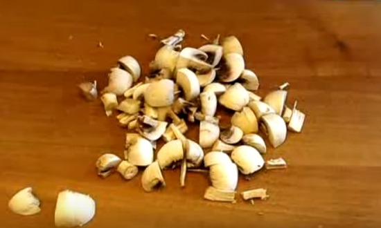 нарезанные кубиками грибы
