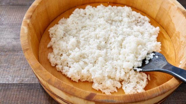 После закипания рис должен стать липким