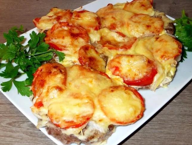 Французское мясо с помидорами и сыром фото