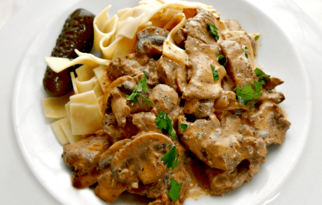 Бефстроганов с солеными огурцами