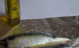 Чтобы было еще вкуснее, можно слегка смазать рыбу изнутри и снаружи растительным или оливковым маслом.