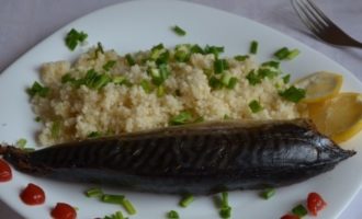 Скумбрия в консервной банке по этому рецепту хороша как отдельное блюдо, но может быть подана с любым гарниром.