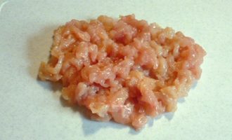 Куриное филе нарезать, промыть и просушить бумажными полотенцами, ножом на произвольные кусочки. Мелко нарезав филе, как на этом фото, получатся более нежные котлеты из куриного фарша.