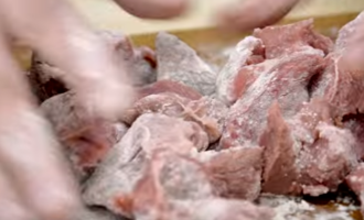 Кусок свинины для гуляша промыть холодной водой и нарезать кубиками. Выложите их в миску, приправьте солью и мукой по своему вкусу, затем хорошо перемешайте.