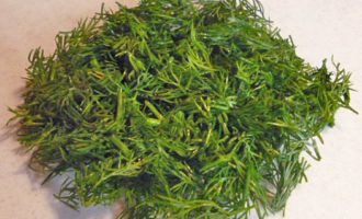 Если вы хотите, чтобы котлеты имели вкус зелени, мелко нарежьте укроп (или кинзу, петрушку, свежий базилик - все зависит от ваших предпочтений).