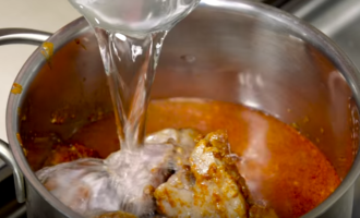 Затем налейте в кастрюлю 2 стакана чистой воды и тушите мясо 1 час.