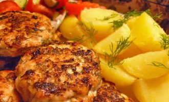 Готовые и сочные котлеты (филе) из куриной грудки подавать с любым горячим гарниром - это очень вкусное и питательное блюдо!