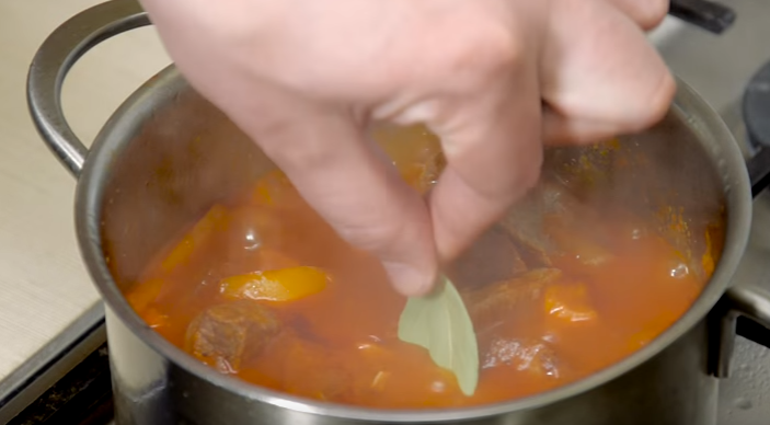 Гуляш из свинины с соусом на сковороде - 10 вкусных рецептов