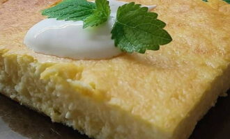 Когда кастрюля будет готова, аккуратно достаньте ее из формы и разрежьте пополам. Положите две половинки друг на друга так, чтобы начинка оказалась посередине. Вот и все, вкусная запеканка готова. Вам даже не понадобится сметана или варенье - заливка их отлично заменяет!