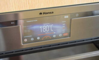 Включите духовку на 180 ° C - перед тем, как вы отправите нам кастрюлю, ее нужно хорошенько разогреть. 