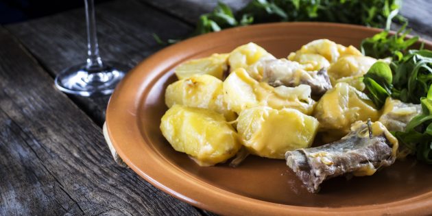 Свинина с картофелем, луком и майонезом в духовке