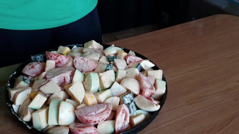 положить на сковороду