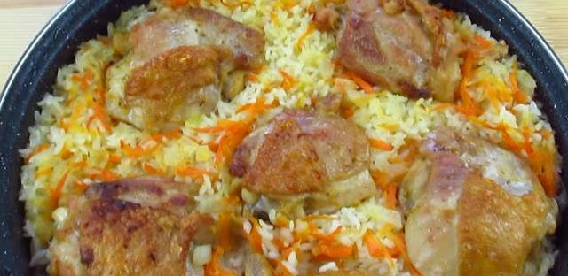 Как вкусно приготовить куриные окорочка в духовке с рисом и чесноком