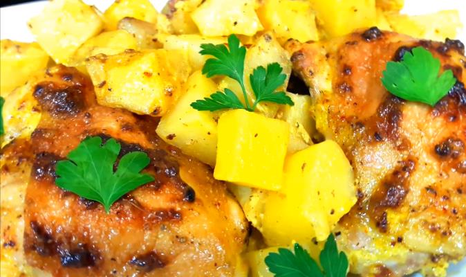Запеченные куриные окорочка в рукаве с картофелем