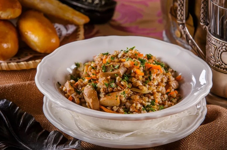 Гречневая каша с грибами и овощами