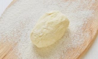 Раскатайте тесто в густую колбаску, затем разделите на несколько частей (колбаски).