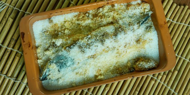 Запеченная скумбрия в соли: простой рецепт