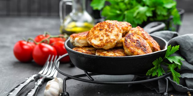 Куриные котлеты фарш с хлебом в духовке - простой рецепт