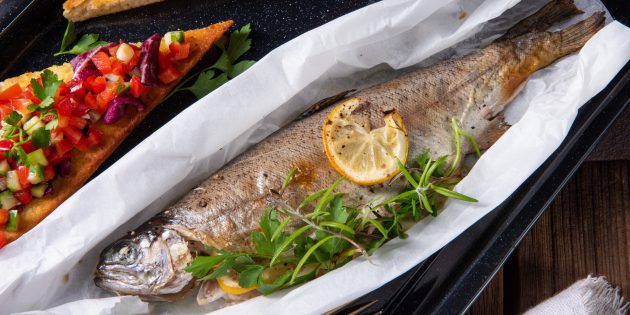 Запеченная форель с чесноком и лимоном: простой рецепт