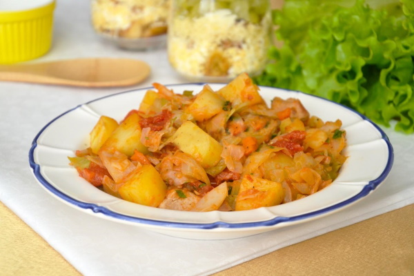 Как тушить картофель с мясом в кастрюле, мультиварке, в казане, на сковороде. Пошаговые рецепты