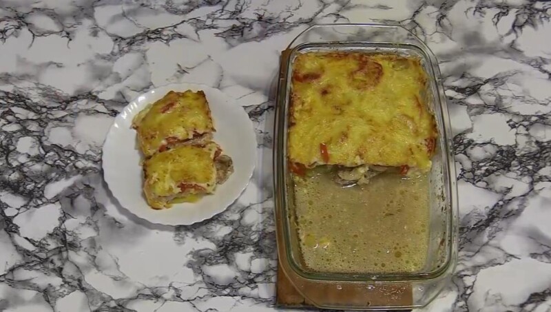 Мягкая запеченная свинина с грибами и помидорами, сыром и картофелем