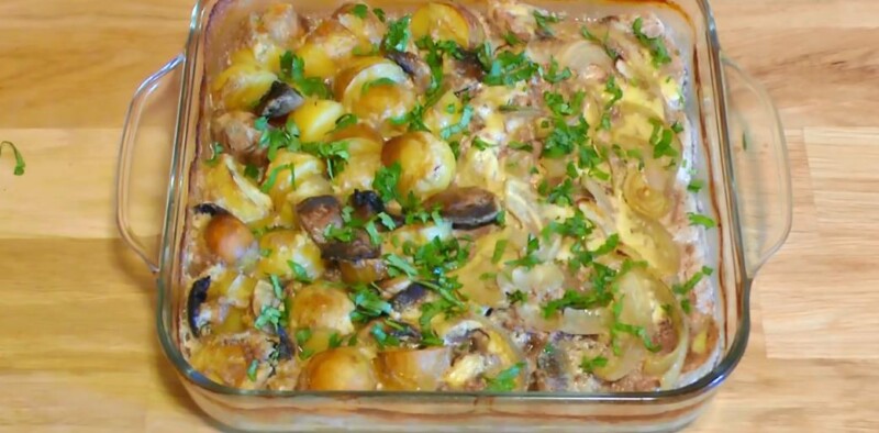 Нежная свинина с грибами и запеченным картофелем в сливочном соусе