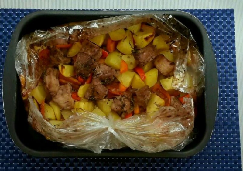Сочная свинина с запеченным картофелем и овощами