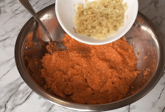 К морковной массе добавить обжаренный лук