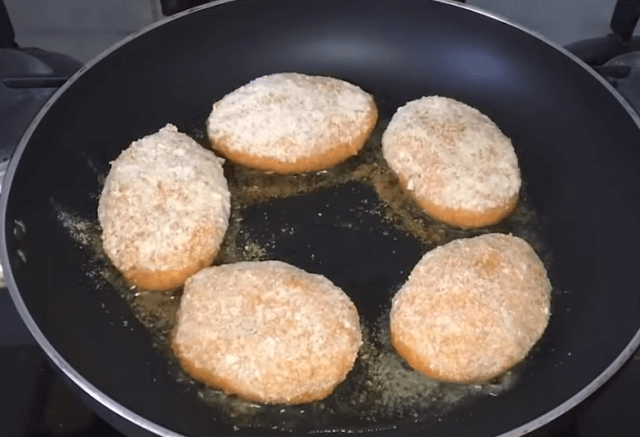 Обжарить морковные котлеты на масле