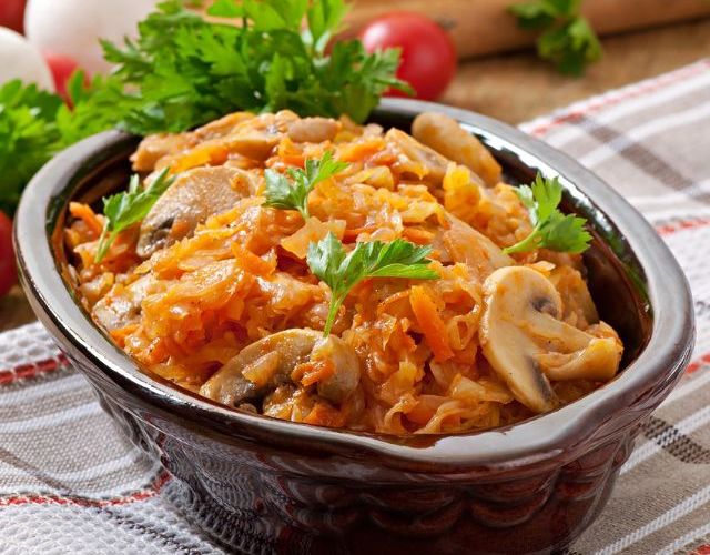 Как приготовить рагу из квашеной капусты по разным рецептам