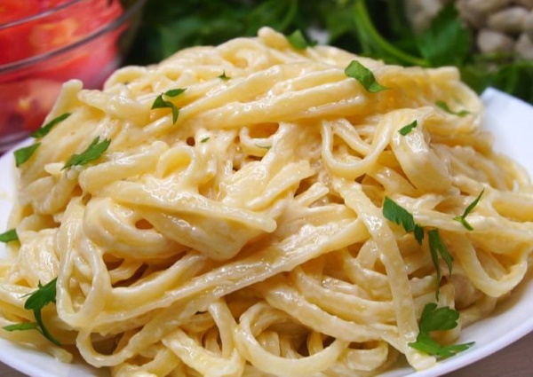 Паста со сливками и сыром. Рецепт запекания на сковороде с курицей, беконом, грибами, ветчиной