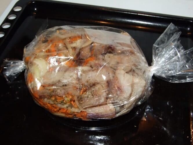 Завязанный рукав с овощами и рыбой