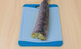 Полученной массой набить шкуру щуки. Не набивать плотно, может треснуть кожица.
