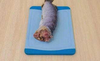 Сделайте круговые надрезы, чтобы отделить кожу от мяса.